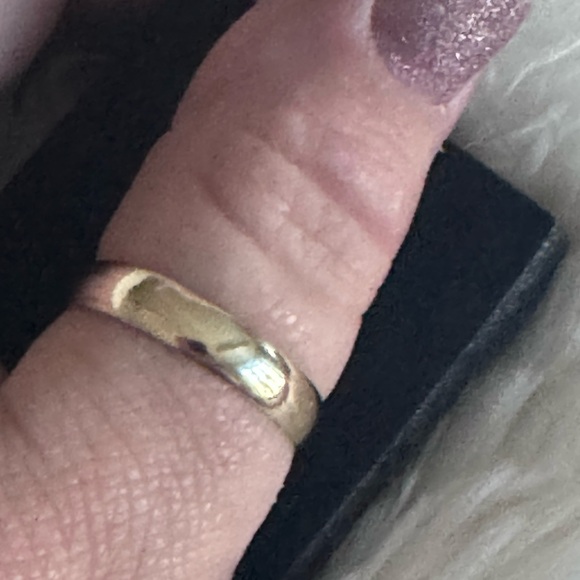 Classic Gold Band Ring - Picture 4 of 7
